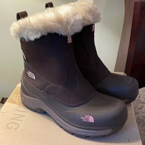 New box Girls Size 6 The North Face Greenland zip winter snow boots. Brown Pink